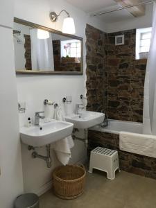 洪波莱茨House Apartmentshumpolec + Garden的浴室设有2个水槽、镜子和浴缸。