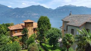 梅纳焦Lake Como Peace Lodge - Casa della Pace的享有水景和山景的度假屋