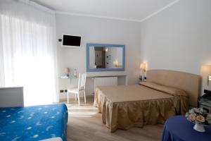 拉帕洛埃尔加托酒店的酒店客房,配有床和镜子