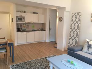 纽伦堡Stadt-Apartment的客厅配有沙发和桌子
