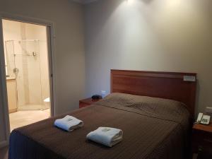 努里乌特帕巴罗莎美酒酒店的一间卧室配有一张床,上面有两条毛巾