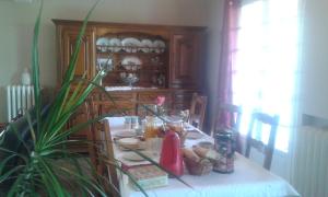 Aubertin芙罗瑞住宿加早餐旅馆的餐桌和白色桌布