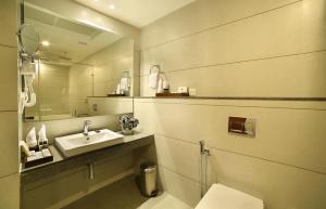 蒙纳Blanket Hotel & Spa的一间带水槽和镜子的浴室