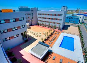 托雷洪-德阿尔多斯Porcel Avant的享有带游泳池的建筑的空中景致
