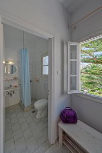 加利萨斯碧海酒店的一间带卫生间和窗户的浴室