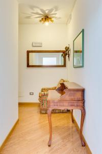 利多迪耶索罗Park Hotel Agora的一张钢琴,在配有沙发和镜子的房间