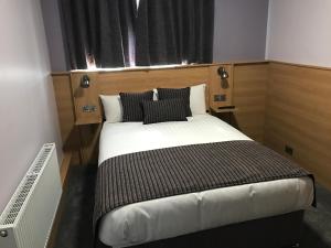 都柏林肯尼迪德鲁姆康德拉住宿加早餐旅馆的小卧室配有带黑白枕头的床