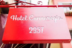 威尼斯卡纳雷吉欧2357酒店的门架上的酒店卡曼巴托红色标志