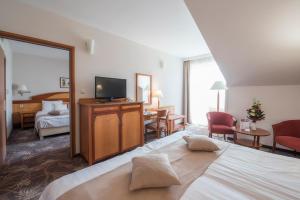 萨尔瓦尔萨尔瓦尔维塔尔梅德酒店的酒店客房,配有床和电视