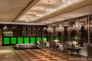 横滨普朗姆酒店的大堂设有吊灯和绿色的墙壁