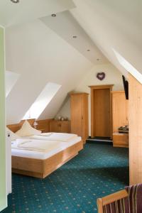 布利斯卡斯特尔Hotel zur Post的阁楼上的卧室配有一张大床