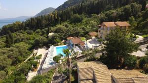 GastouriBrentanos Apartments - A - View of Paradise的享有带游泳池的度假村的空中景致