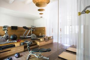莱博德普罗旺斯布曼聂-普罗旺斯莱博酒店的一间设有健身器材的健身房的房间