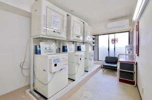 东京Sky Heart Hotel Koiwa的一个空的医院房间,有白色机器