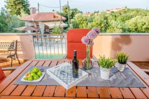 萨托米奇察Apartments Jelavić的一张桌子,上面放着一瓶葡萄酒和一盘水果