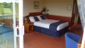 滕特登London Beach Country Hotel & Golf Club的酒店客房设有一张床和一个阳台。