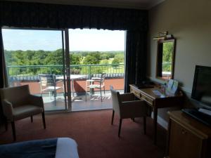 滕特登London Beach Country Hotel & Golf Club的酒店客房设有一个阳台。