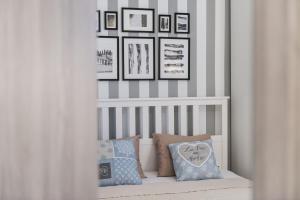 萨托米奇察Apartments Jelavić的客房配有带枕头的婴儿床和框架图片。