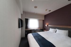 津市津西庭院豪华酒店的酒店客房设有床和窗户。