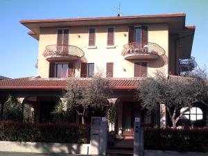 西尔米奥奈齐亚拉酒店的一座建筑的顶部设有两个阳台