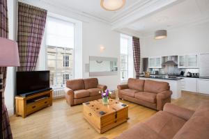 格拉斯哥布莱斯伍德广场公寓的客厅配有两张沙发和一台电视机