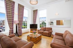 格拉斯哥布莱斯伍德广场公寓的客厅配有两张沙发和一台电视机