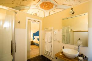 卡夏Palazzo Franceschini的一间带水槽和镜子的浴室