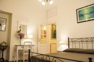 罗马波波罗多姆斯广场住宿加早餐旅馆的一间卧室配有一张床、一张桌子和一盏灯