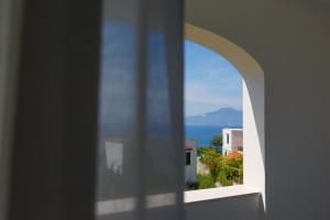 维克艾库塞Santa Maria Vecchia Relais的从大楼的窗户欣赏到海景