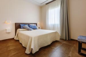 维克艾库塞Santa Maria Vecchia Relais的一间卧室配有一张带蓝色枕头的床。