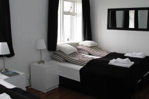 布扎达吕尔城堡民宿的一间小卧室,配有一张带窗户的床