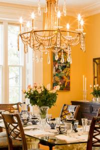 滨湖尼亚加拉Historic Lyons House的一间带桌子和吊灯的用餐室
