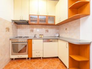 布德瓦Apartments Spin的小厨房配有白色橱柜和水槽