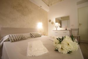 塔兰托CASA FELICE Maison de Charme的一间卧室配有一张白色鲜花的床