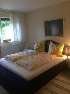 舍瑙ICC广场豪弗酒店和会议中心的卧室内的一张带枕头的床
