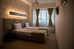 康斯坦察罗拉纳酒店的酒店客房设有床和窗户。
