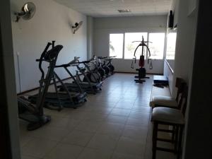 CasildaHotel Cuatro Plazas的一间健身房,里面配有几台跑步机