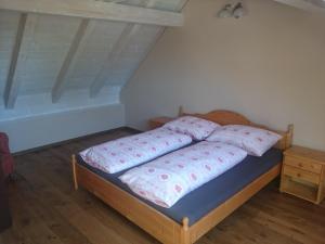 贝奇瓦河畔特普利采Apartmán Jakubka的一张床上有两个枕头的房间