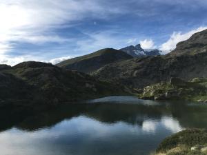圣雅克Rifugio Guide Frachey的山脉中部的湖泊