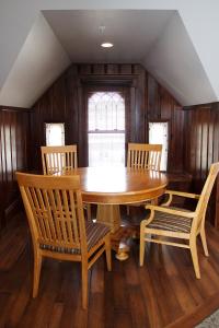 BellvilleWishmaker House B&b的一间带木桌和椅子的用餐室