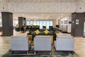 达拉斯温盖特温德姆达拉斯爱田酒店的大堂配有沙发、椅子和桌子