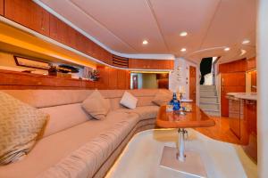 直布罗陀豪华游艇船屋的客厅配有沙发和桌子