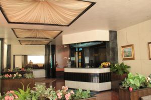 利多迪耶索罗棕榈滩酒店的大堂,在大楼里种有鲜花和植物