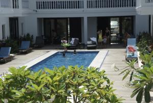 西哈努克玛丽海滩度假酒店的儿童在游泳池玩耍