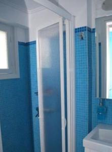阿波罗尼亚Anthousa Hotel的蓝色的浴室设有淋浴和水槽