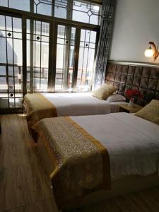 凤凰凤凰湘西一六六客栈的酒店客房设有两张床和大窗户。