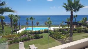 EsteponaHorizon Beach Apartment的从度假村的阳台上可欣赏到海景
