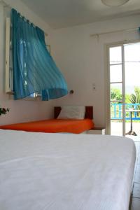 卡塔波拉Hotel Minoa的卧室内的一张白色床,设有窗户