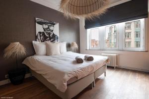 布鲁塞尔Smartflats City - Manneken Pis的一间卧室配有一张大床和毛巾