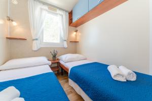 斯维蒂佩塔Mobile home Laguna的小型客房 - 带2张床和窗户